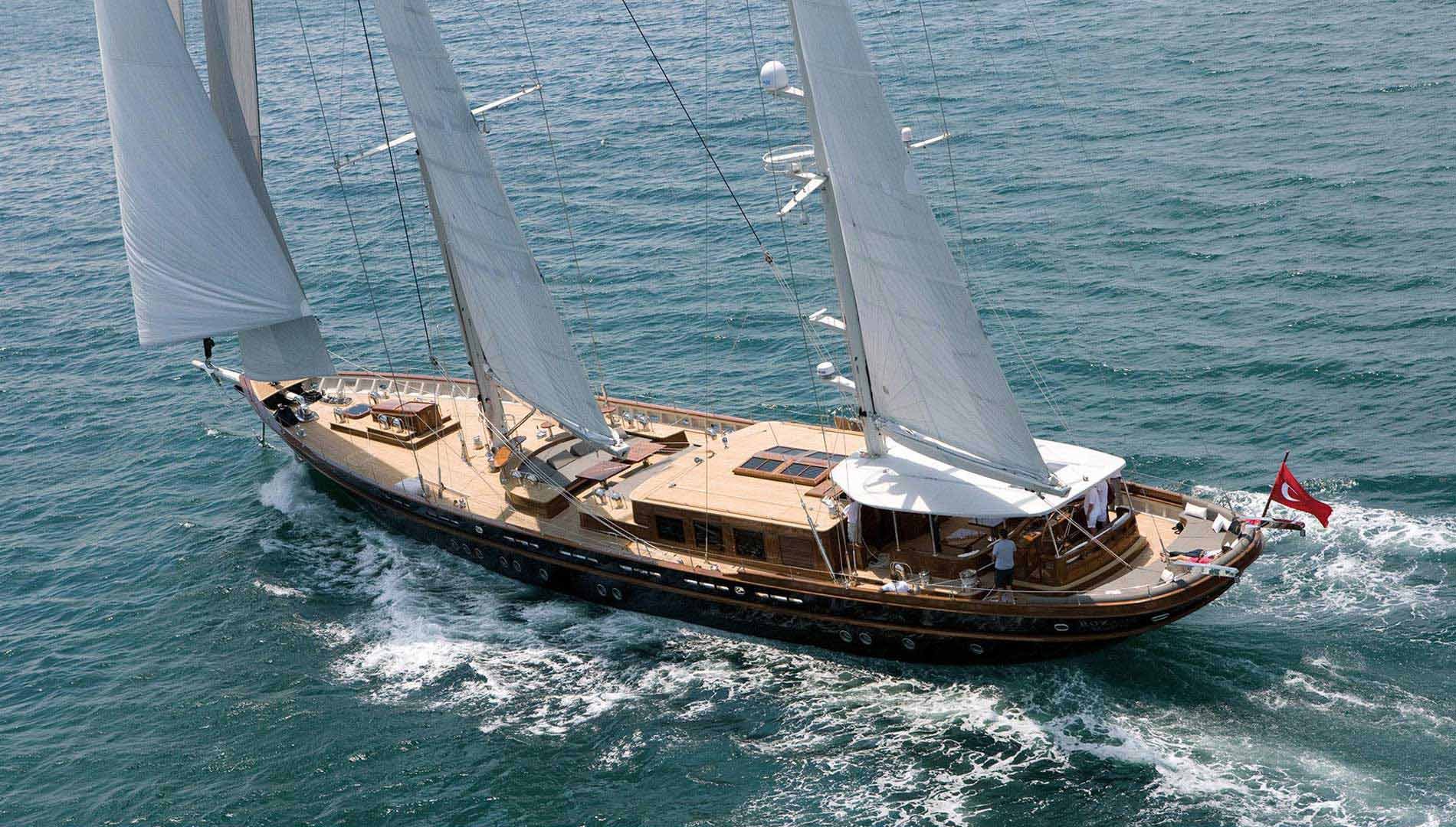 Alquile un yate de vela con tripulación